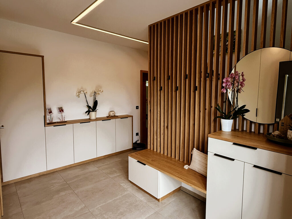 Vorraum mit Lamellenwand